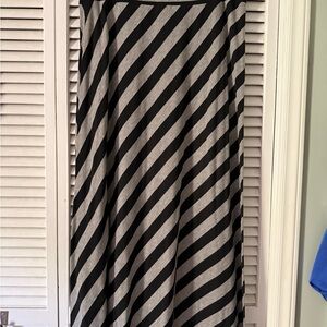 Roz & Ali Diagonal Black and Gray Maxi Skirt